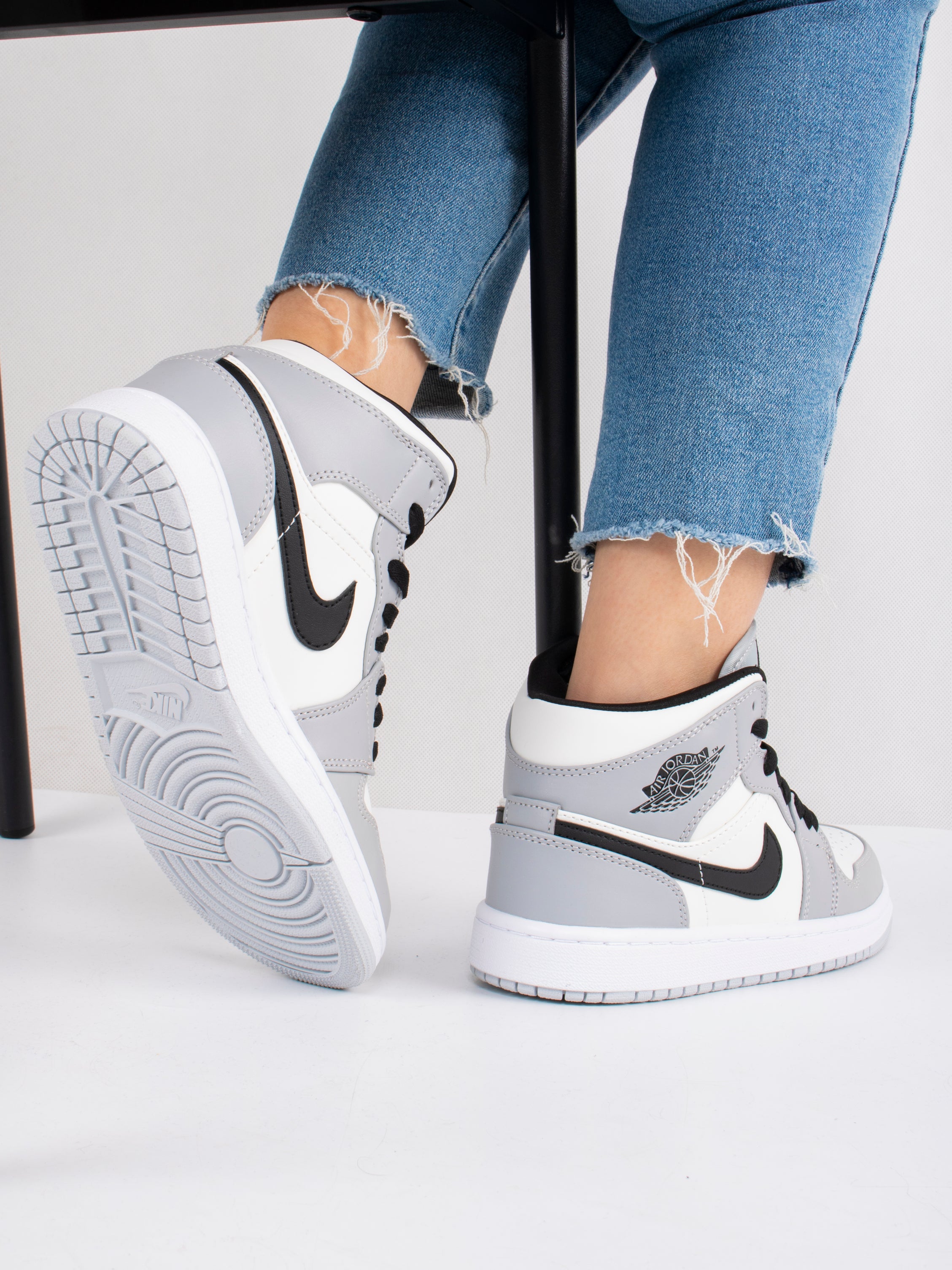 Nike Air Jordan 1 Mid trainers in grey/white