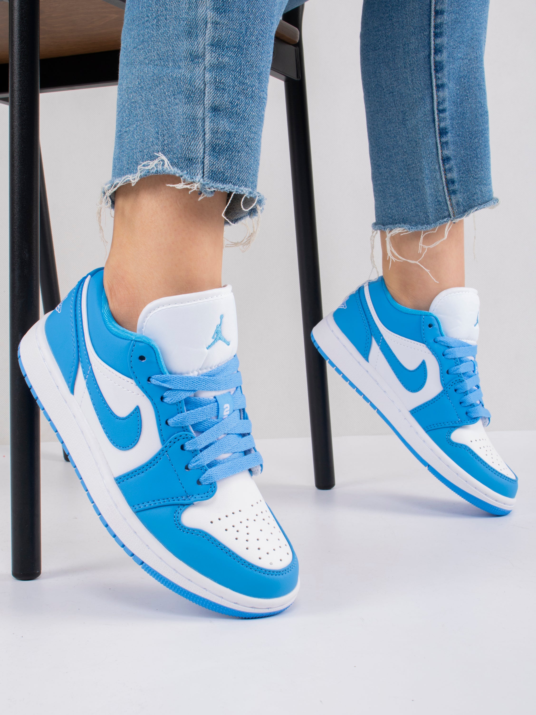 Nike Air Jordan 1 Low trainers in blue & white
