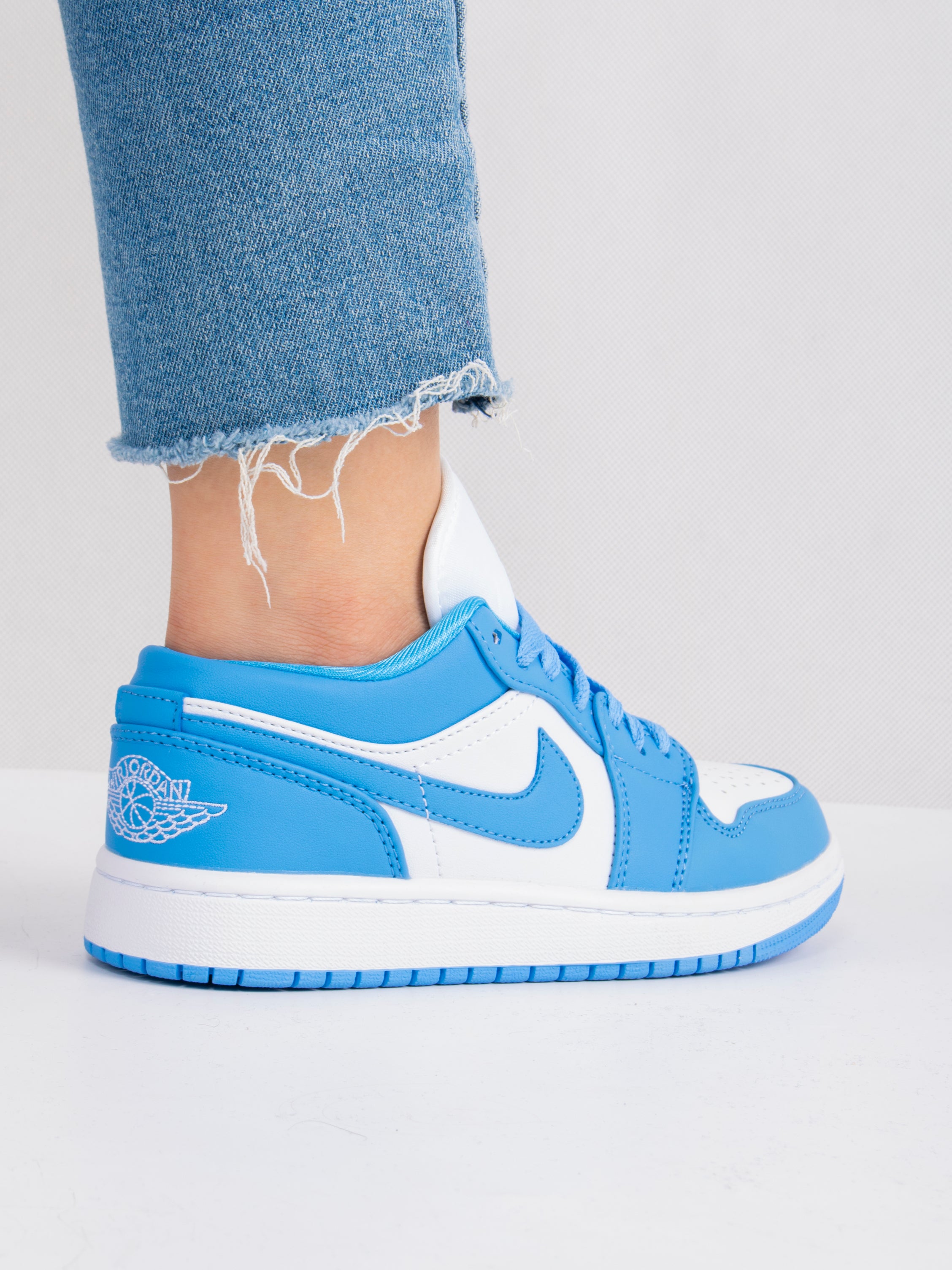 Nike Air Jordan 1 Low trainers in blue & white